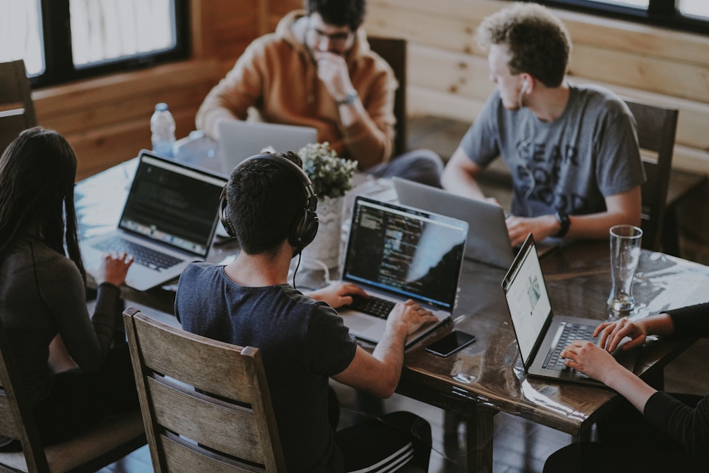 Equipo gestionando redes sociales con automatización