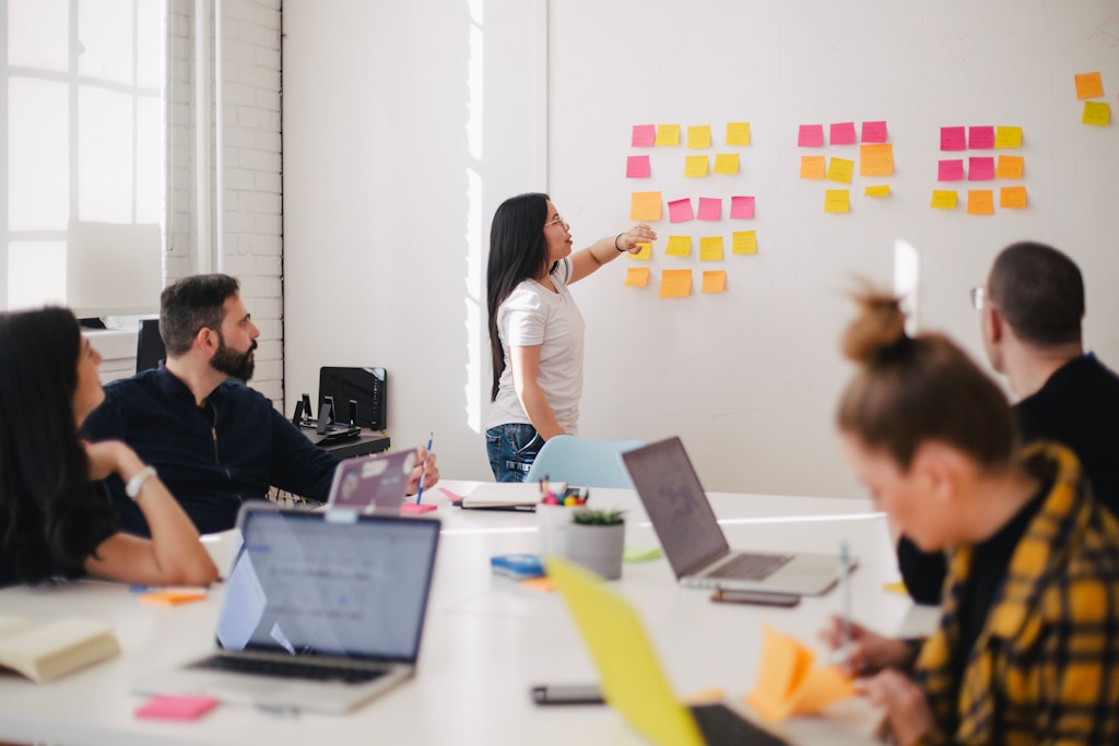 Equipo implementando automatización de procesos